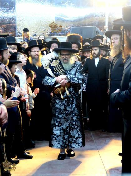 🌴בצל הקודש🌴
רבינו שליט"א ביים הכנסת ספר תורה דורך 