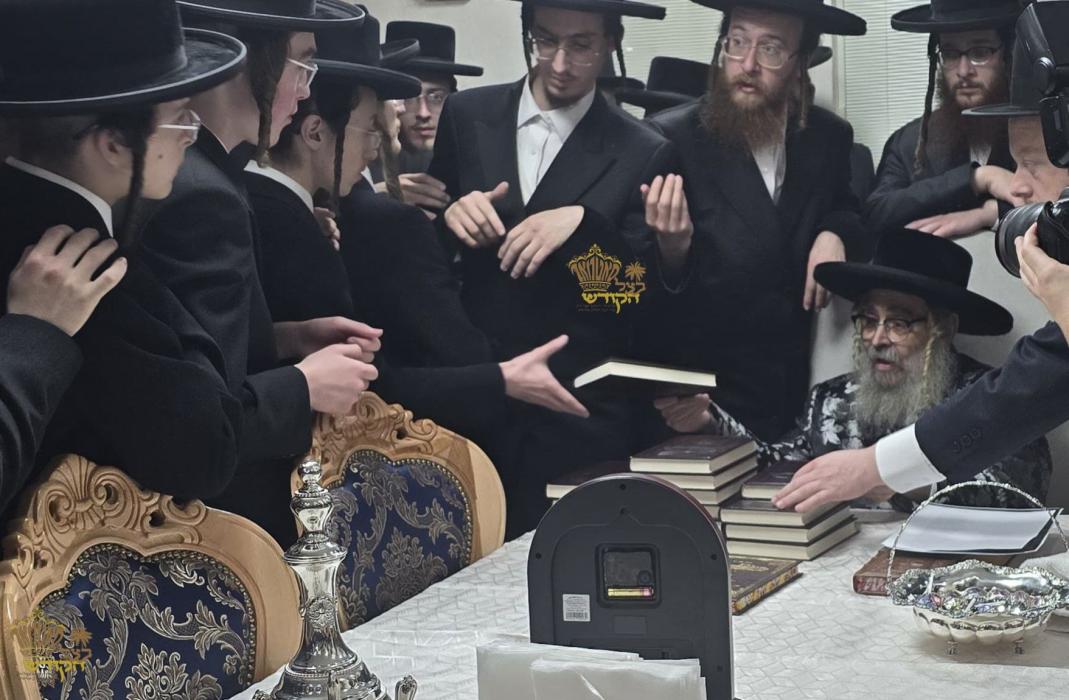 🌴בצל הקודש 🌴
רבינו שליט''א ביים משמיע זיין דברי הד