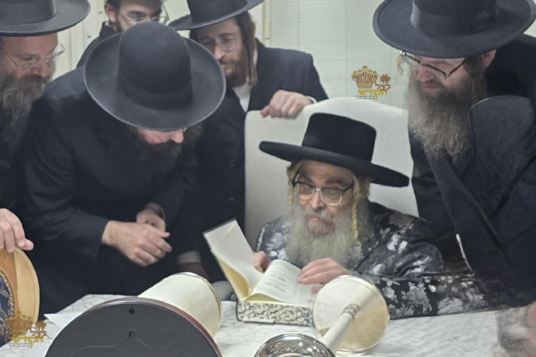 🌴בצל הקודש 🌴
רבינו שליט''א ביי כתיבת האותיות פאר ד