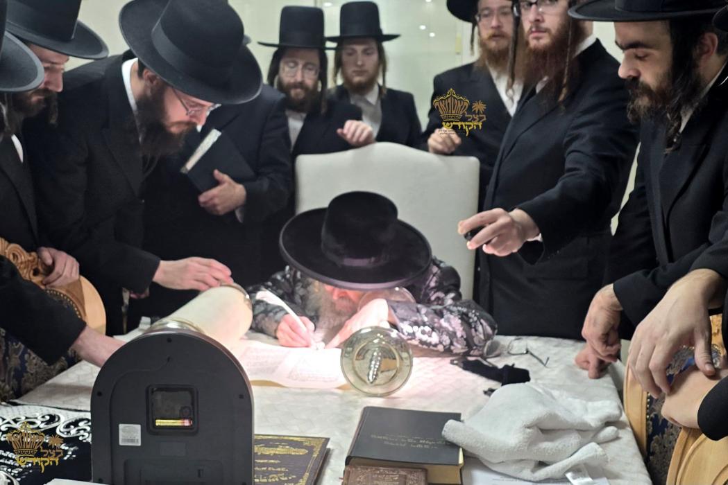 🌴בצל הקודש 🌴
רבינו שליט''א ביי כתיבת האותיות פאר ד