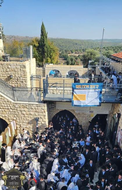 כ''ק רבינו הגה''ק שליט"א ביים אריינקומען אין די מע