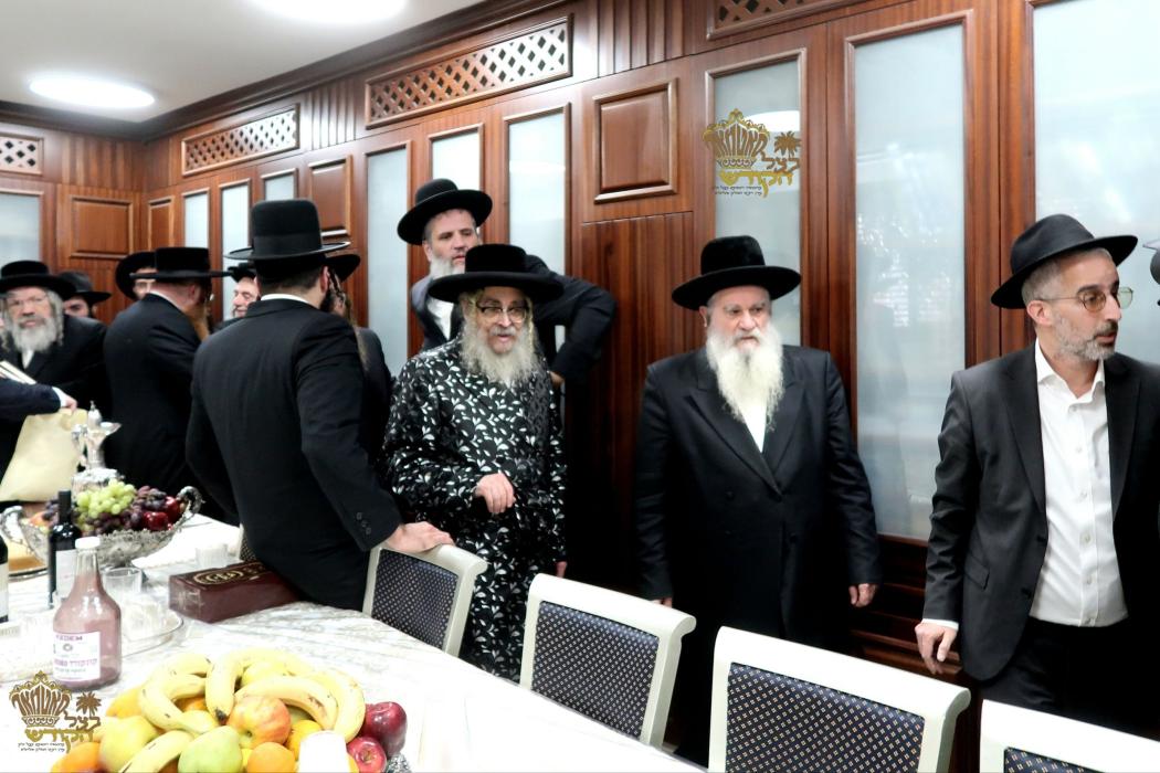 🌴בצל הקודש🌴 
רבינו שליט''א אויף א באזוך ביי הגה"צ 