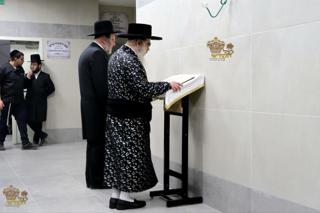 🌴בצל הקודש🌴
רבינו שליט"א ביי קביעות מזוזה אינעם בנ