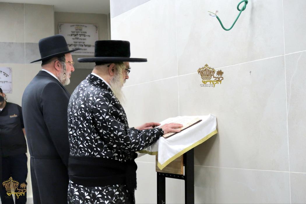 🌴בצל הקודש🌴
רבינו שליט"א ביי קביעות מזוזה אינעם בנ