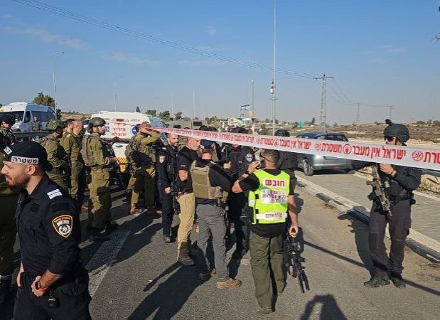 טעראר אין ארץ ישראל. 

איינער איז אומגעקומען הי"ד 