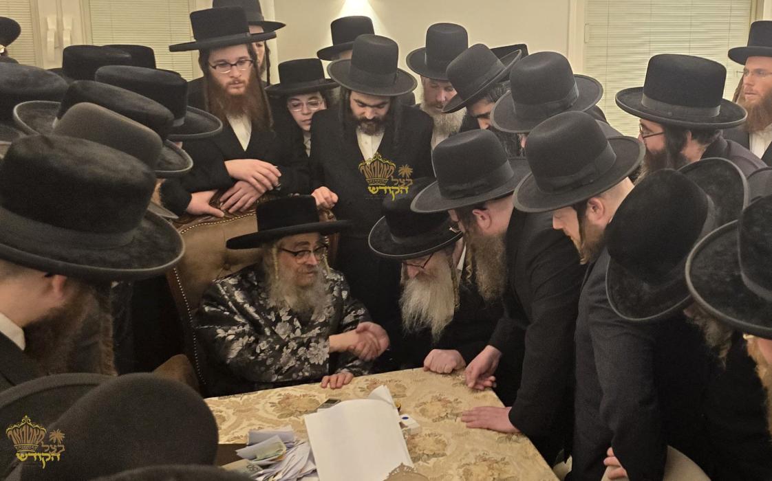 🌴בצל הקודש 🌴
האדמו"ר מביאלא שליט''א אויף א באזוך ב