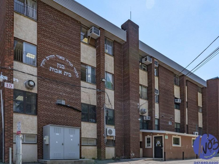 מאנסי - ארבעטער אין די אפיסעס פון די וויזניצער מוס