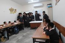 🌴בצל הקודש 🌴
רבינו שליט"א ביים זיך אומקוקן אויף די