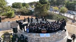 כ''ק רבינו הגה''ק שליט"א ביי הר הצופים מול מקום המ