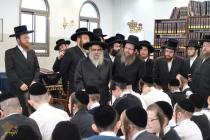 🌴בצל הקודש 🌴
רבינו שליט"א ביים זיך אומקוקן אויף די