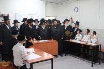 🌴בצל הקודש 🌴
רבינו שליט"א ביים זיך אומקוקן אויף די