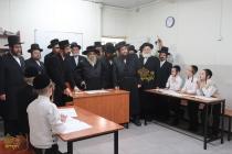 🌴בצל הקודש 🌴
רבינו שליט"א ביים זיך אומקוקן אויף די