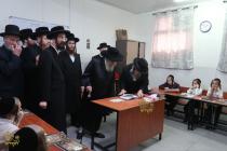 🌴בצל הקודש 🌴
רבינו שליט"א ביים זיך אומקוקן אויף די