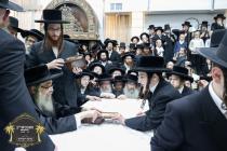 נאך בילדער כ''ק רבינו הגה''ק שליט''א ביים מסיבת לח