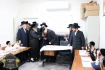 כ''ק רבינו הגה''ק שליט"א ביים זיך אומקוקן אויף די 