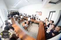 כ''ק רבינו הגה''ק שליט"א ביים זיך אומקוקן אויף די 