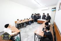 כ''ק רבינו הגה''ק שליט"א ביים זיך אומקוקן אויף די 