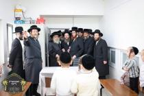 כ''ק רבינו הגה''ק שליט"א ביים זיך אומקוקן אויף די 