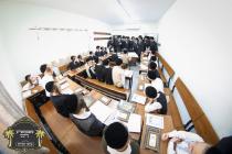 כ''ק רבינו הגה''ק שליט"א ביים זיך אומקוקן אויף די 