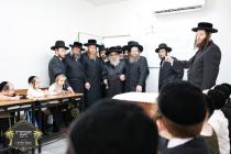 כ''ק רבינו הגה''ק שליט"א ביים זיך אומקוקן אויף די 