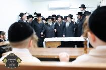 כ''ק רבינו הגה''ק שליט"א ביים זיך אומקוקן אויף די 