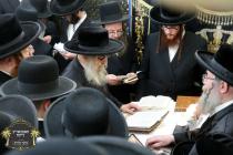 ערשטע בילדער כ''ק רבינו הגה''ק שליט"א ביי אמירת כל