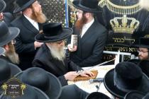 ערשטע בילדער כ''ק רבינו הגה''ק שליט"א ביי אמירת כל