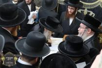 ערשטע בילדער כ''ק רבינו הגה''ק שליט"א ביי אמירת כל