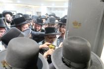 🌴בצל הקודש🌴
רבינו שליט"א ביי קביעות מזוזה אינעם בנ