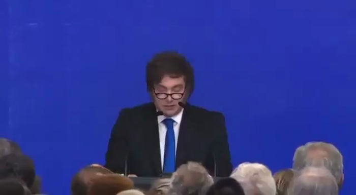 ארגענטינע'ס פרעזידענט האוויער מילי דורכאויס א פרעס