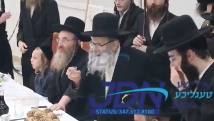 האדמו"ר מאמשינוב ביים יארצייט טיש פון זקינו הרה"ק 