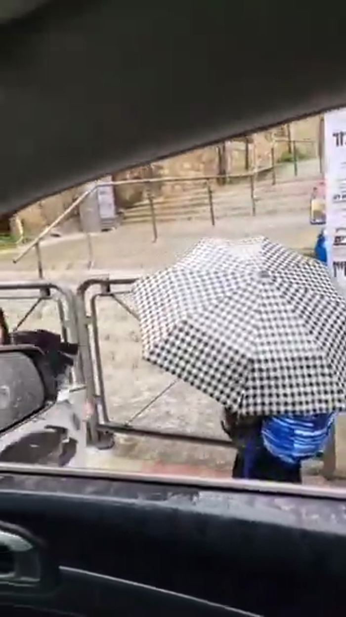 שווערע פארפלייצונגען אין מאה שערים.

אידישער ווינק