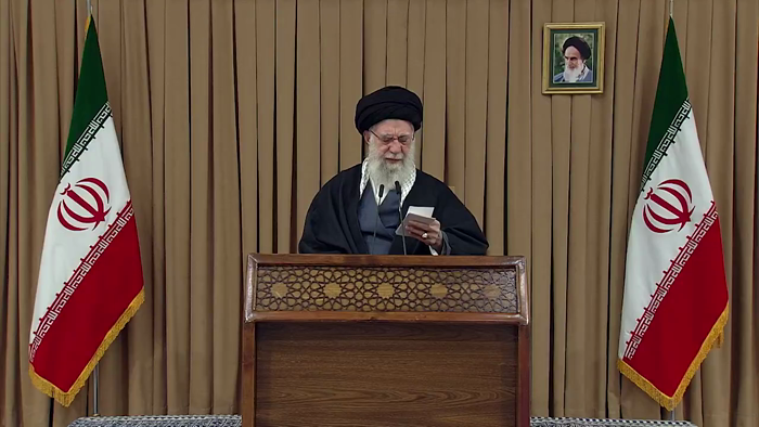 איראנער גייסטליכער פירער כומעיני איז ערשינען אין א