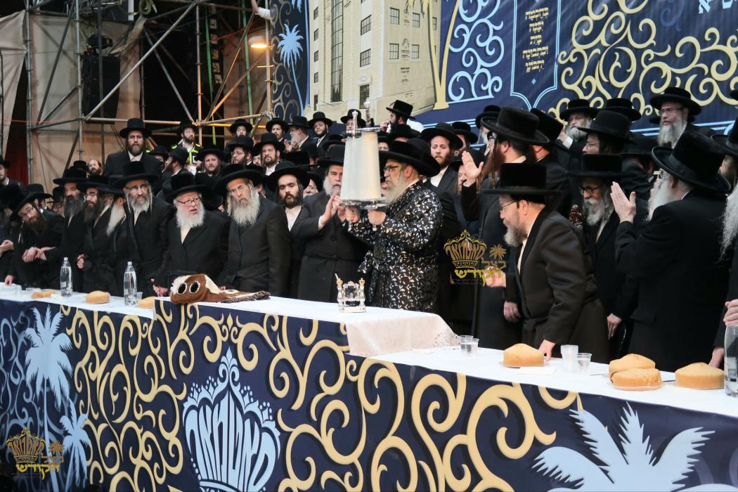 🌴בצל הקודש🌴
רבינו שליט"א ביים מעמד חנוכת הבית פונע