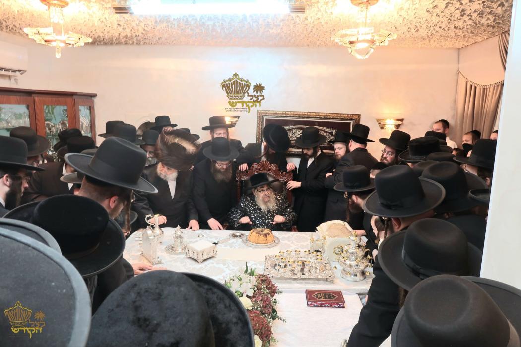 🌴בצל הקודש🌴
רבינו שליט"א ביי התחלת כתיבת ספר תורה 