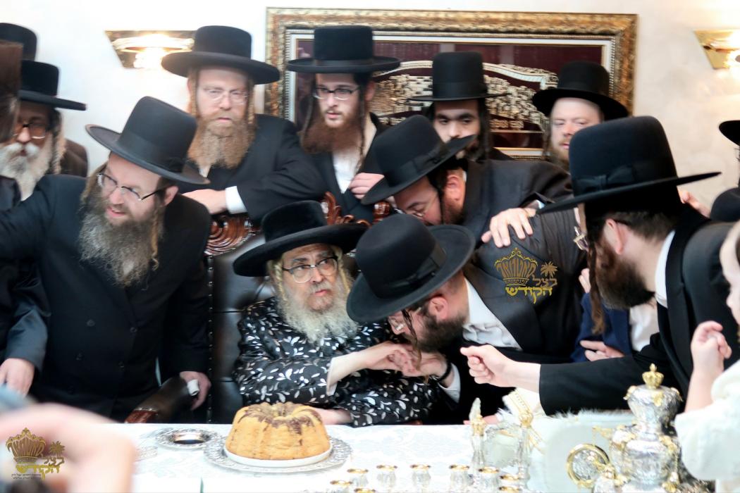 🌴בצל הקודש🌴
רבינו שליט"א ביי התחלת כתיבת ספר תורה 