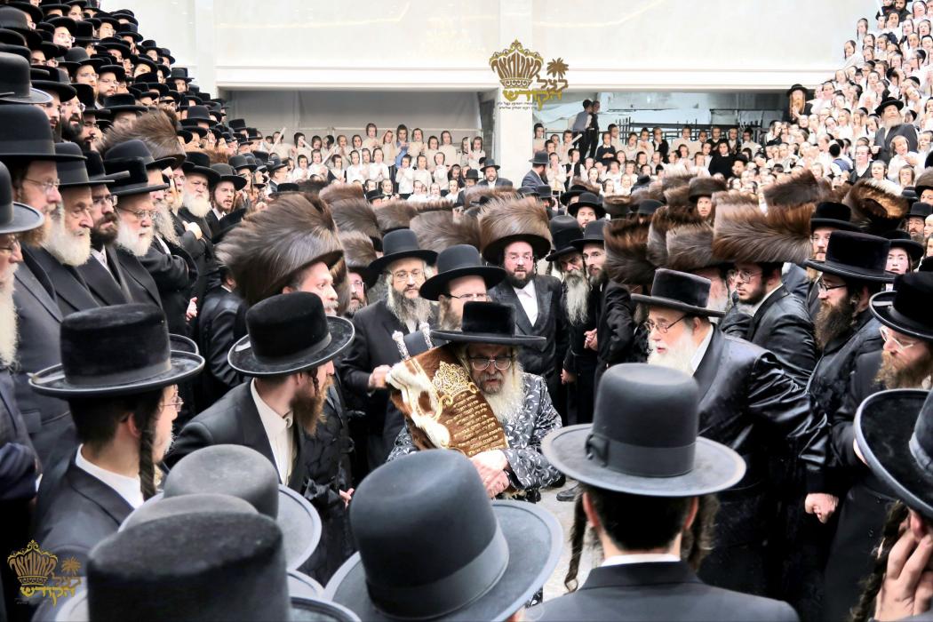 🌴בצל הקודש🌴
רבינו שליט"א ביים הכנסת ספר תורה בהיכל