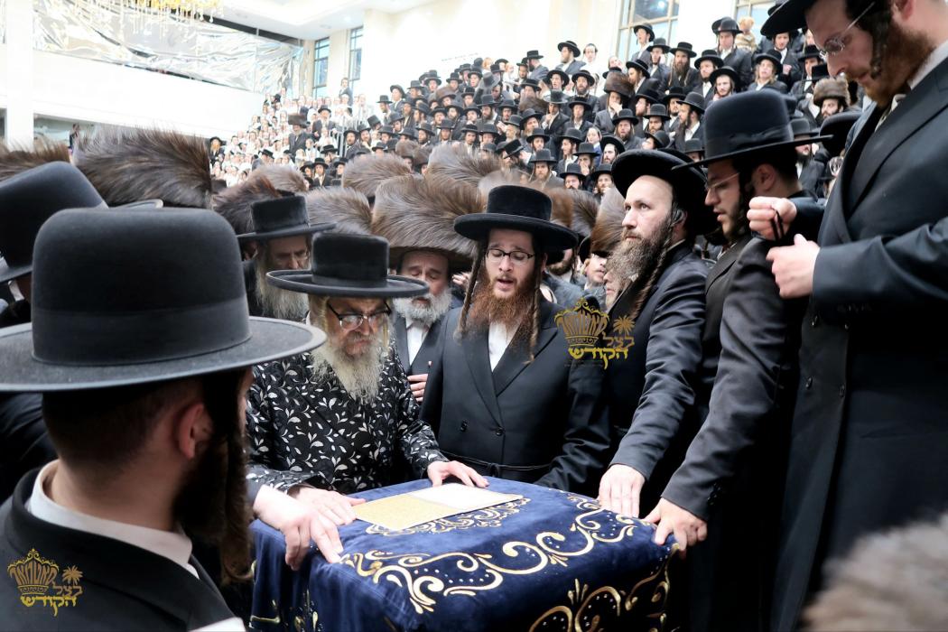 🌴בצל הקודש🌴
רבינו שליט"א ביים הכנסת ספר תורה בהיכל