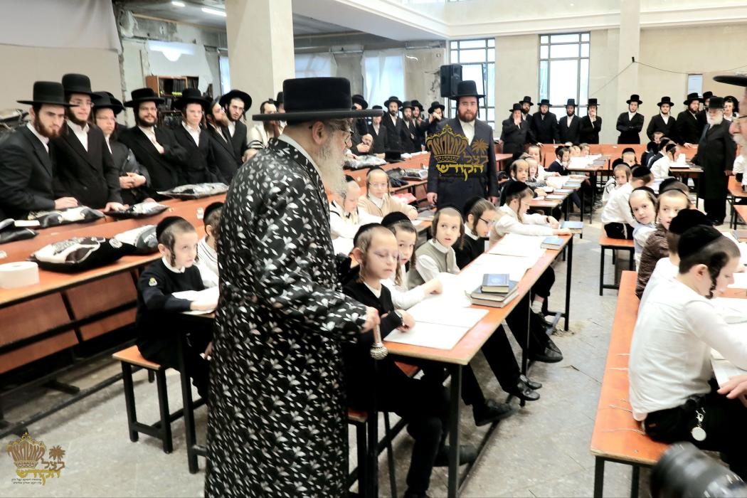 🌴בצל הקודש 🌴
רבינו שליט"א ביים זיך אומקוקן אויף די