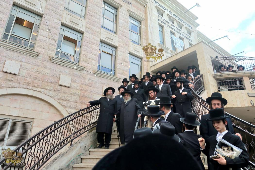 🌴בצל הקודש 🌴
רבינו שליט"א ביים פארטיילן מטבעות פאר