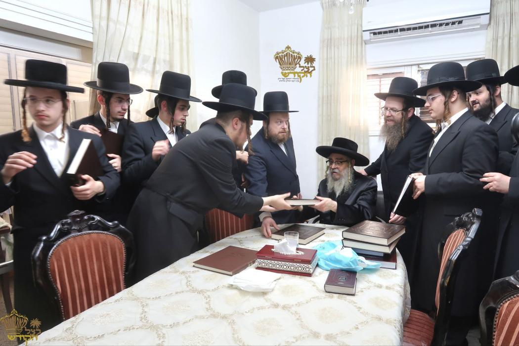 🌴בצל הקודש🌴
רבינו שליט"א ביים פארטיילן ספרו לב אהר