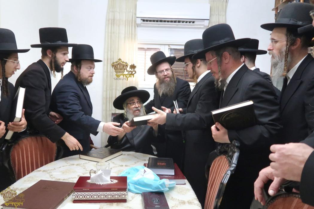 🌴בצל הקודש🌴
רבינו שליט"א ביים פארטיילן ספרו לב אהר