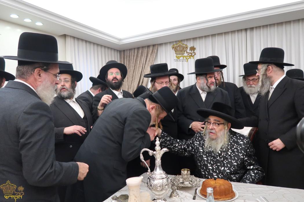 🌴בצל הקודש🌴
רבינו שליט"א ביי א מסיבת לחיים בבית הא
