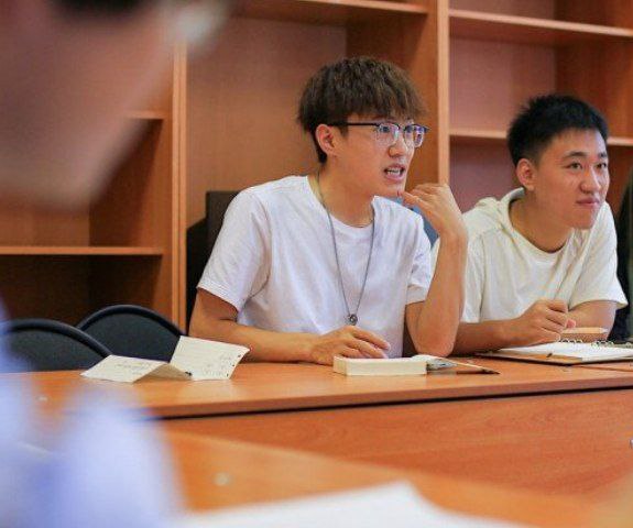 צפון קארעא מעלדט אז קינדער אין אלע פובליק שולעס אי