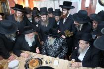 🌴בצל הקודש🌴
רבינו שליט"א אויף א באזוך ביי די רבני 