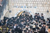 כ''ק רבינו הגה''ק שליט"א ביי תפילת שחרית ואמירת הל