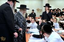 🌴בצל הקודש 🌴
רבינו שליט"א ביים זיך אומקוקן אויף די