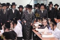 🌴בצל הקודש 🌴
רבינו שליט"א ביים זיך אומקוקן אויף די