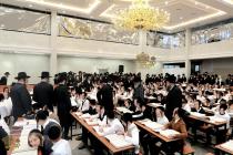 🌴בצל הקודש 🌴
רבינו שליט"א ביים זיך אומקוקן אויף די