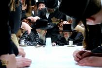 🌴בצל הקודש🌴
רבינו שליט"א אויף א באזוך ביי האדמו"ר 